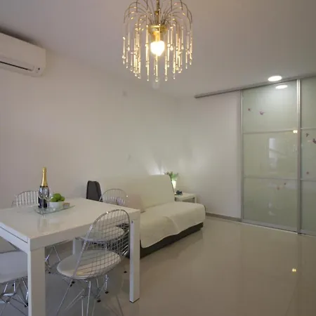 Modern Zen With Private Garden Apartment *