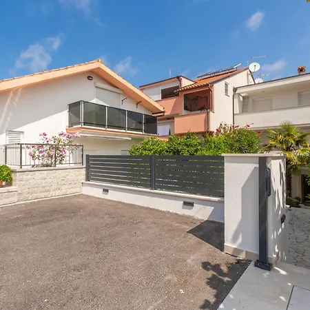 Modern Zen With Private Garden Poreč