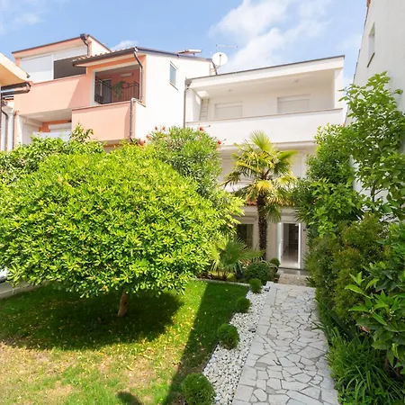 Modern Zen With Private Garden Apartman Poreč