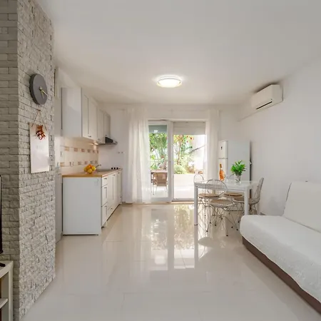 Modern Zen With Private Garden Poreč