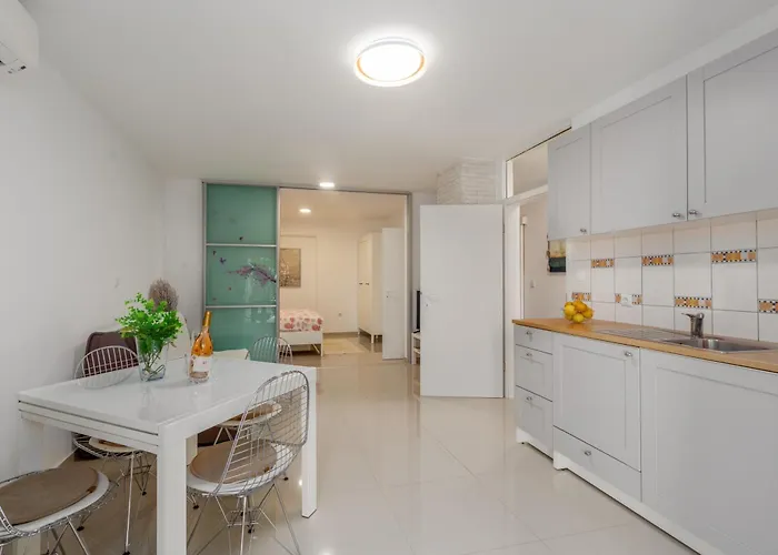 Modern Zen With Private Garden Lejlighed