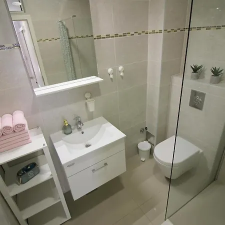Modern Zen With Private Garden Apartment Poreč