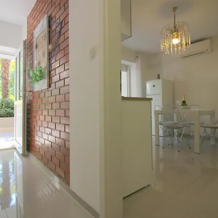 Modern Zen With Private Garden *