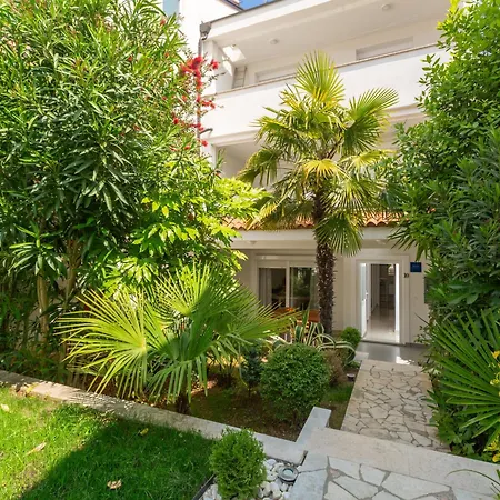 Modern Zen With Private Garden Apartment Poreč