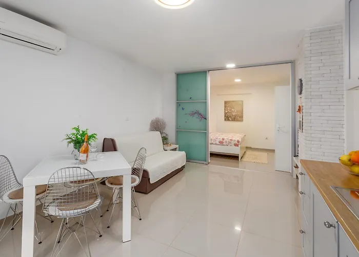 דירה Modern Zen With Private Garden פורץ